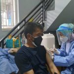 Salah seorang warga Desa Cikuya, Kecamatan Cicalengka, Kabupaten Bandung saat vaksinasi, beberapa waktu lalu.