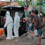 Jasad pria saat dibawa petugas di Kampung Warung Lahang, Desa Nagrog, Kecamatan Cicalengka, Kabupaten Bandung yang ditemukan tak bernyawa di kediamannya.