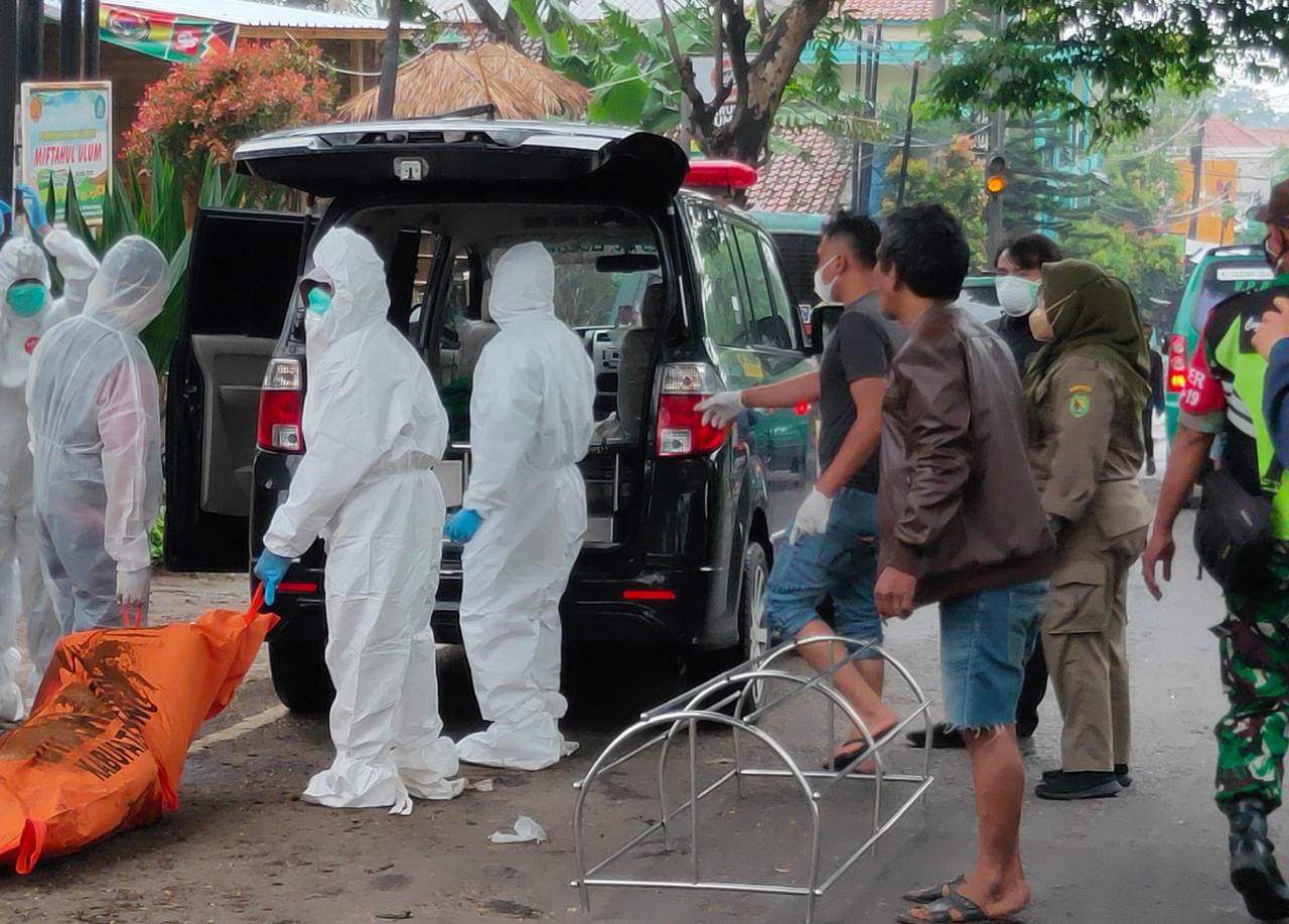 Jasad pria saat dibawa petugas di Kampung Warung Lahang, Desa Nagrog, Kecamatan Cicalengka, Kabupaten Bandung yang ditemukan tak bernyawa di kediamannya.