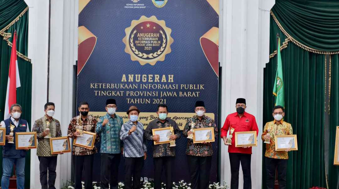 Ketua DPD PDIP Jawa Barat Ono Surono (baju warna merah) menerima Anugerah Keterbukaan Informasi Publik tingkat Jawa Barat tahun 2021di Gedung Sate, Kota Bandung, Senin (6/12).