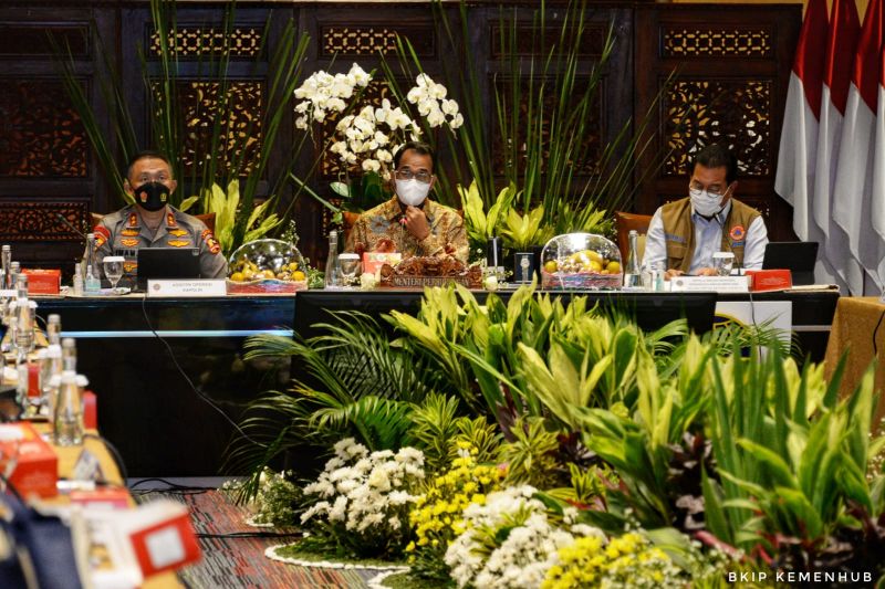 Menteri Perhubungan Budi Karya Sumadi (tengah) saat memimpin rapat koordinasi (rakor) Persiapan Libur Natal dan Tahun Baru di Jakarta, pada Kamis (9/12). (Kementerian Perhubungan)