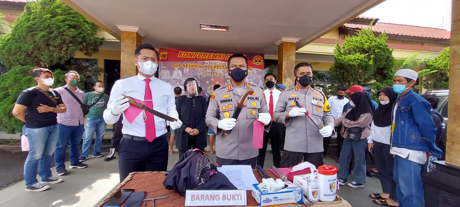 Kapolresta Bandung, Kombes Pol Hendra Kurniawan memperlihatkan barang bukti aksi kejahatan pencurian dan kekerasan. (Yully S Yulianty/Jabar Ekspres)