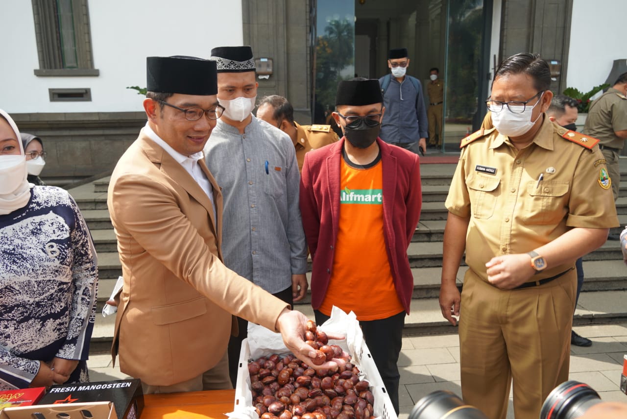 PRODUK PESANTREN: Gubernur Jawa Barat Ridwan Kamil di dampingi Kepala Dinas Koperasi dan Usaha Kecil (KUK) Provinsi Jawa Barat menunjukan Jengkol yang akan di ekspor ke Dubai.