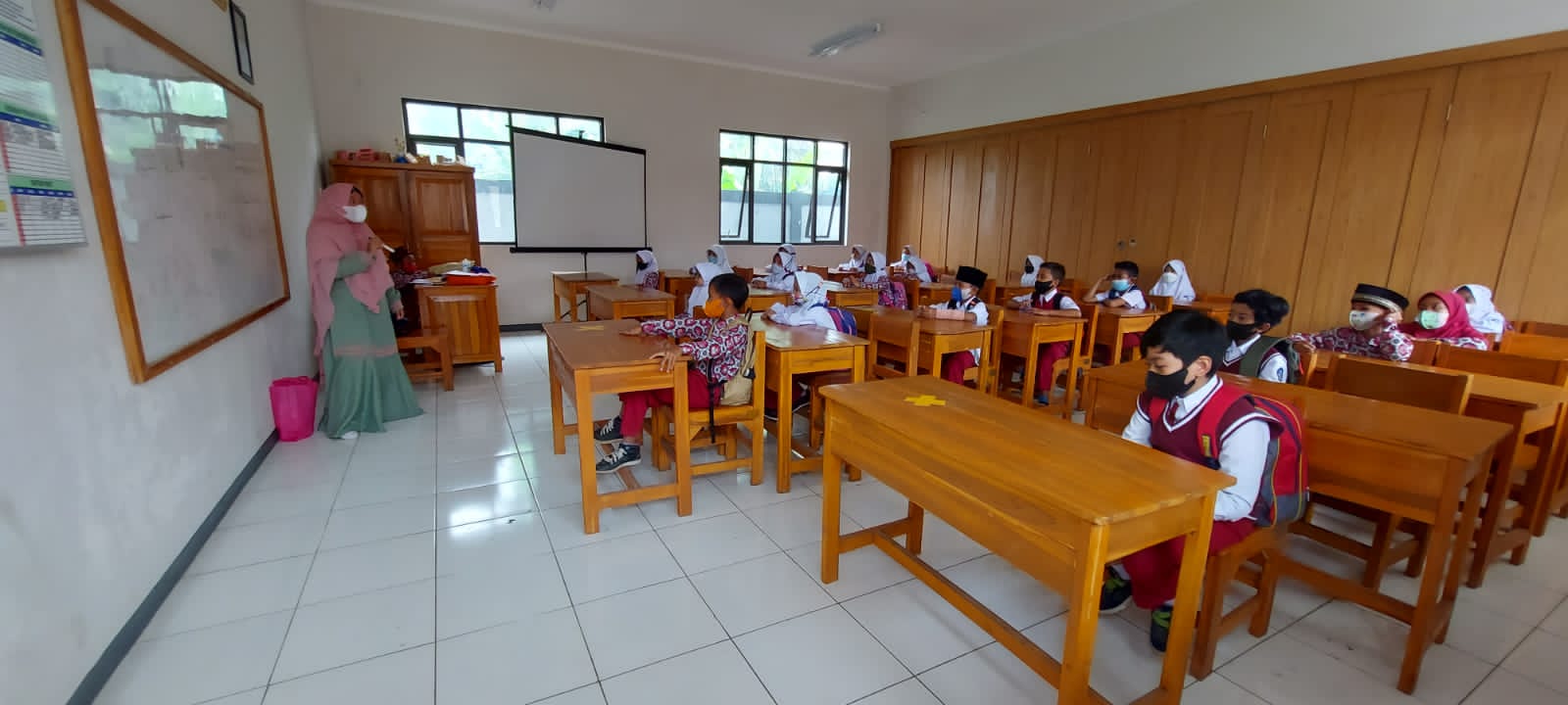TERAPKAN PROKES: Sejumlah siswa nampak serius saat mengikuti belajar tatap muka dengan memakai masker. Ruangan ini menjadi lokasi yang dibangun oleh PT KCIC.