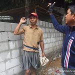 Anggota DPR RI Dedi Mulyadi saat menyelesaikan masalah penutupan akses ke lokasi wisata Curug Tilu Purwakarta. ANTARA/HO