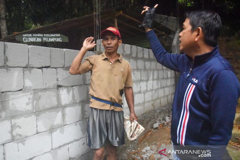 Anggota DPR RI Dedi Mulyadi saat menyelesaikan masalah penutupan akses ke lokasi wisata Curug Tilu Purwakarta. ANTARA/HO