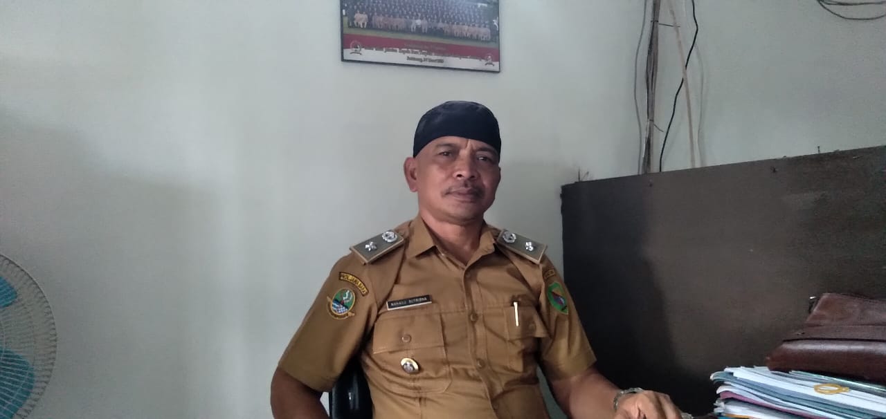 Kepala Desa Cicalengka Wetan, Nanang Sutrisna saat ditemui di Kantor Desa. (Jabar Ekspres)