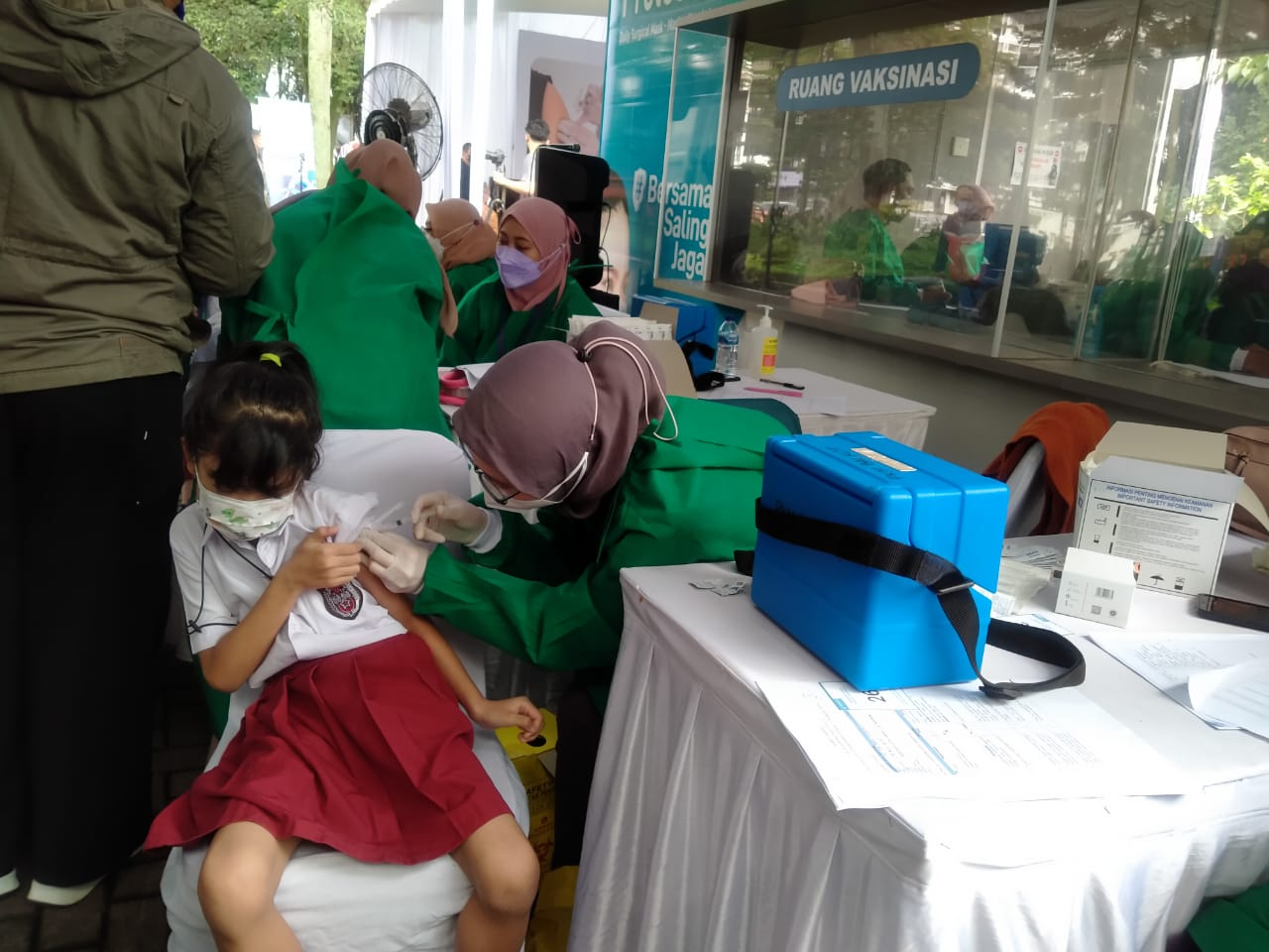 Salah satu siswa Sekolah Dasar (SD) mengikuti vaksinasi usia 6-11 tahun yang digelar Pemkot Bandung, di Taman Dewi Sartika, Balai Kota Bandung, Kamis (16/12). Foto: Yuga Hassani.