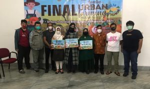 KPED Jabar menyerahkan hadiah kepada pemenang Lomba Urban Farming Lestari.