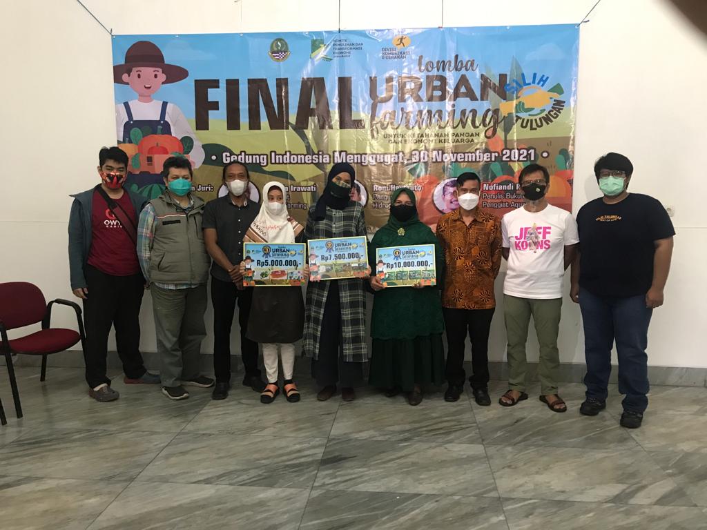 KPED Jabar menyerahkan hadiah kepada pemenang Lomba Urban Farming Lestari.