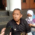 Plt Wali Kota Bandung, Yana Mulyana saat wawancara bersama wartawan. Beri tanggapan soal antisipasi Pemkot Bandung tangani varian Omicron. Foto: Yuga Hassani.