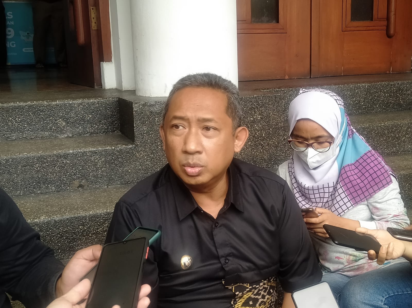 Plt Wali Kota Bandung, Yana Mulyana saat wawancara bersama wartawan. Beri tanggapan soal antisipasi Pemkot Bandung tangani varian Omicron. Foto: Yuga Hassani.