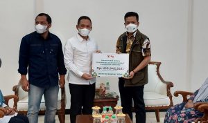Bupati Bandung Dadang Supriatna salurkan bantuan bagi korban erupsi Gunung Semeru senilai Rp416 juta, Sabtu (18/12).