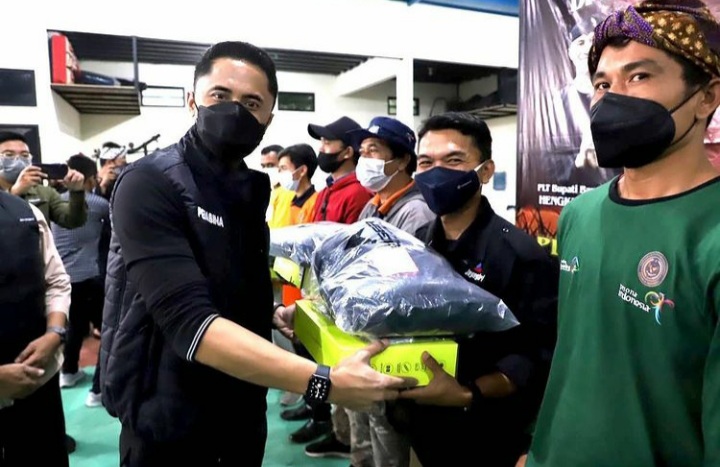 Dok. Hengky Kurniawan beri bantuan bagi Pokdarwis di Bandung Barat.