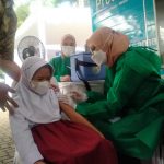 Salah satu siswa SDN 113 Banjarsari mengikuti vaksinasi Covid-19 beberapa waktu lalu, di Taman Dewi Sartika, Kota Bandung. Foto: Yuga Hassani.