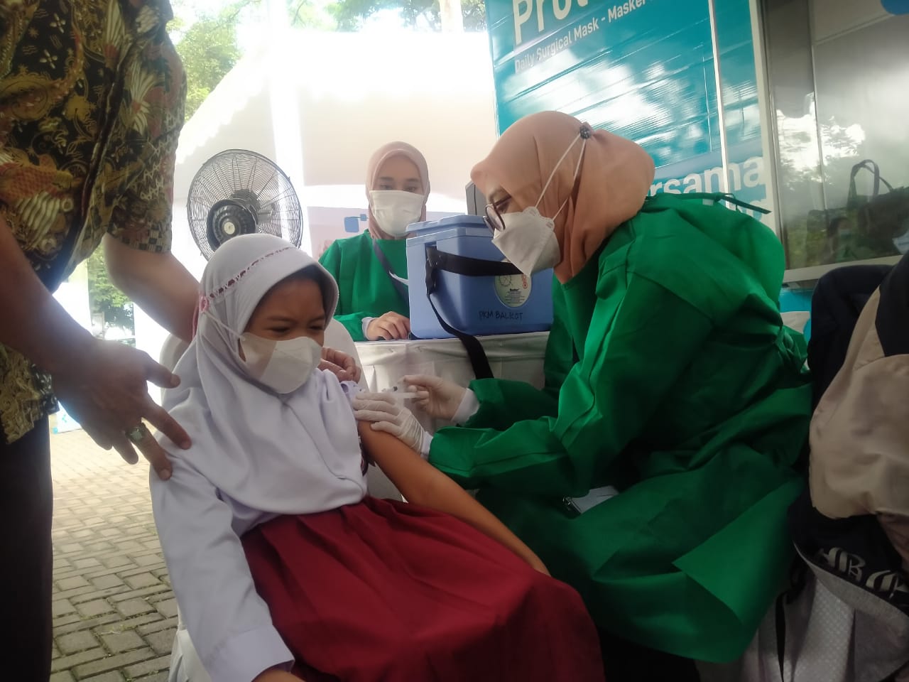 Salah satu siswa SDN 113 Banjarsari mengikuti vaksinasi Covid-19 beberapa waktu lalu, di Taman Dewi Sartika, Kota Bandung. Foto: Yuga Hassani.