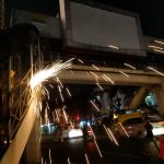 Sejumlah pekerja melakukan pembongkaran Jembatan Penyebrangan Orang (JPO) di Jalan Asia Afrika, Kota Bandung, Senin (20/12). (Foto: Yuga Hassani/Jabar Ekspres)