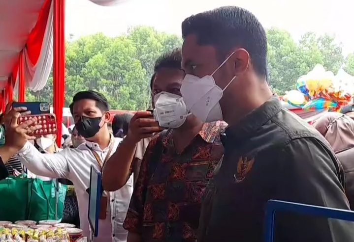 Dok. Hengky Kurniawan mengunjungi stand Pasar Murah Foto: Prajab.