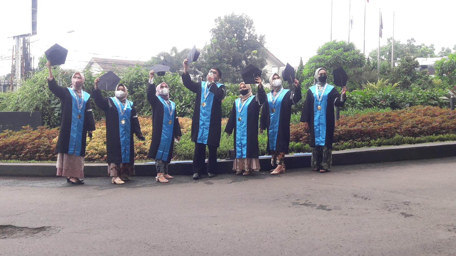 Para wisudawan INABA memanfaatkan momentum kebersamaan dengan foto bersama usai diwisuda di The Trans Luxury Hotel Bandung, Kamis (16/12).