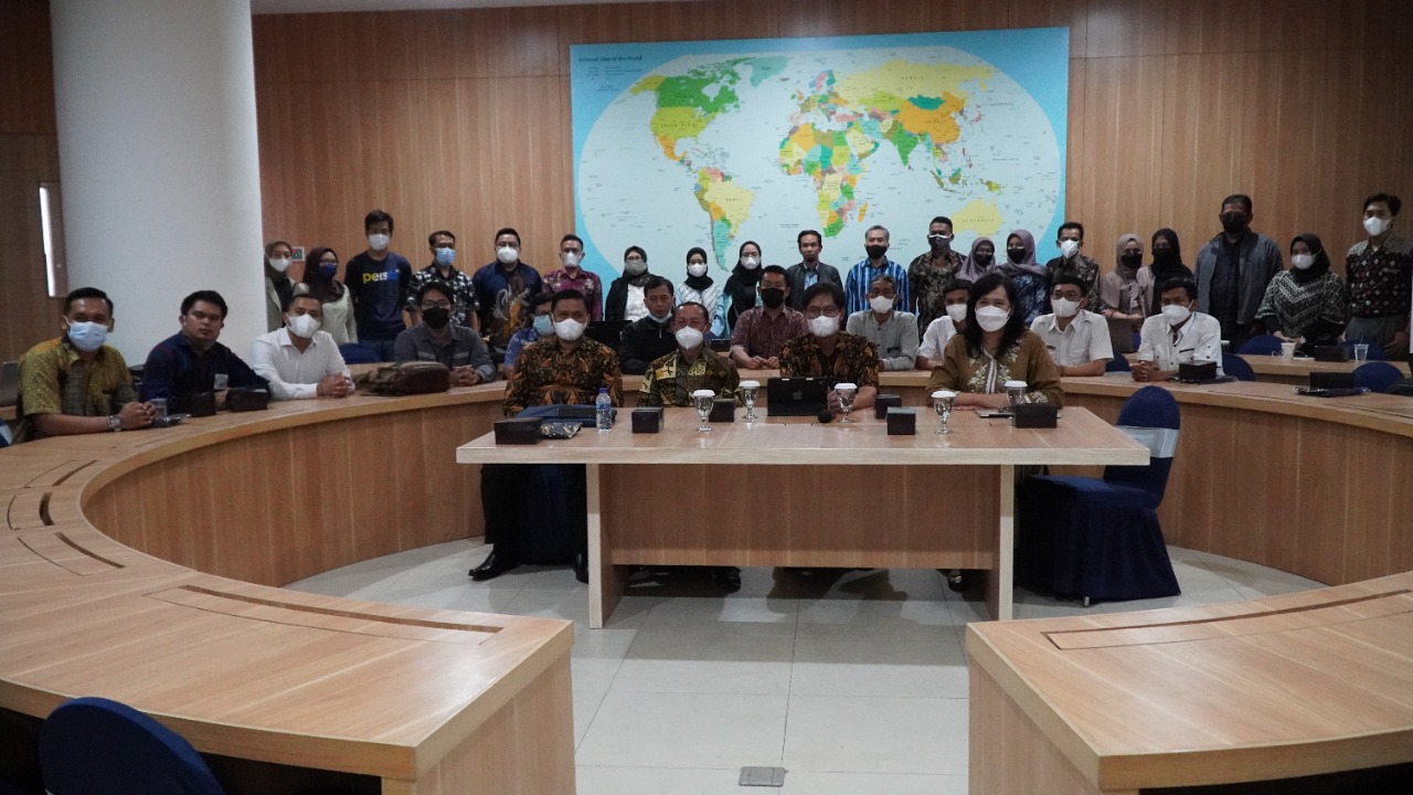 FOTO BERSAMA: Tim Pengabdian kepada Masyarakat (Pengmas) dari Fakultas Ekonomi dan Bisnis (FEB), Fakultas Ilmu Sosial dan Ilmu Politik (FISIP), dan Fakultas Sains dan Informatika (FSI) Unjani usai menggelar kegiatan, baru-baru ini.