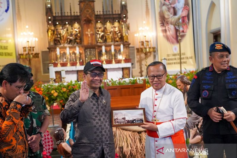 Menko Polhukam Mahfud MD saat meninjau persiapan pengamanan dalam pelaksanaan Natal di Gereja Katedral, Jakarta, Jumat (24/12/2021). (ANTARA/HO-Humas Kemenko Polhukam)