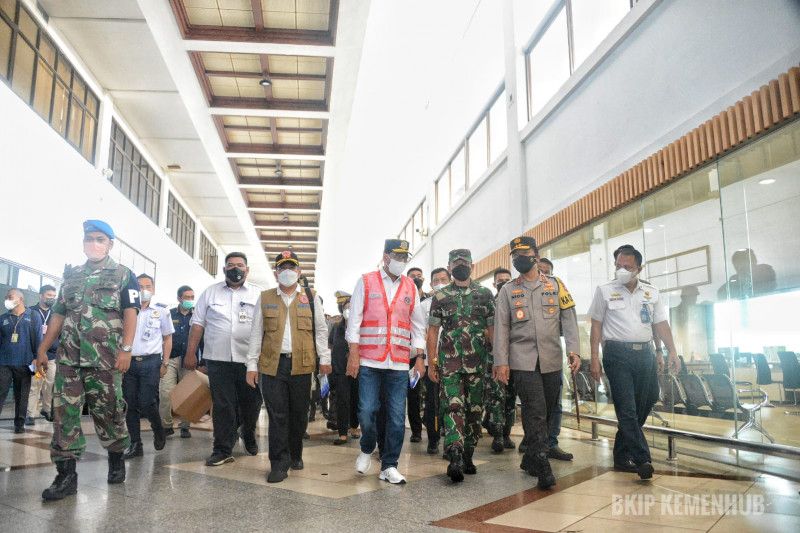 Menteri Perhubungan (Menhub) Budi Karya Sumadi (tengah) saat meninjau Bandara Juanda, Surabaya, pada Minggu (26/12). (Kementerian Perhubungan)