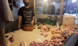 Pedagang ayam potong di Cimahi. (Istimewa)