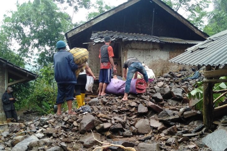 LONGSOR: Rumah ambruk diterjang longsor di Talegong. (ISTIMEWA)