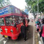 Sejumlah pengunjung naik Bandros, di Jalan Dalem Kaum, pinggir Alun-alun Bandung, Jumat (31/12). Dishub Kota Bandung persiapkan Bandros Malam. (Yuga Hassani/ Jabar Ekspres)