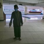 Narsin (51) saat menunjuk lokasi pencurian di Masjid Assyifa di RSAB Harapan Kita, Jakarta Barat, Kamis (16/12/2021). ANTARA/Walda