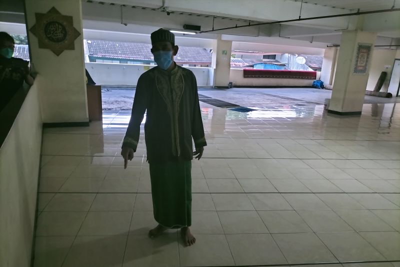 Narsin (51) saat menunjuk lokasi pencurian di Masjid Assyifa di RSAB Harapan Kita, Jakarta Barat, Kamis (16/12/2021). ANTARA/Walda