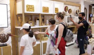 Pengunjung melihat produk UMKM lokal di Paviliun Indonesia, Expo 2020 Dubai, Uni Emirat Arab. (ANTARA/HO)