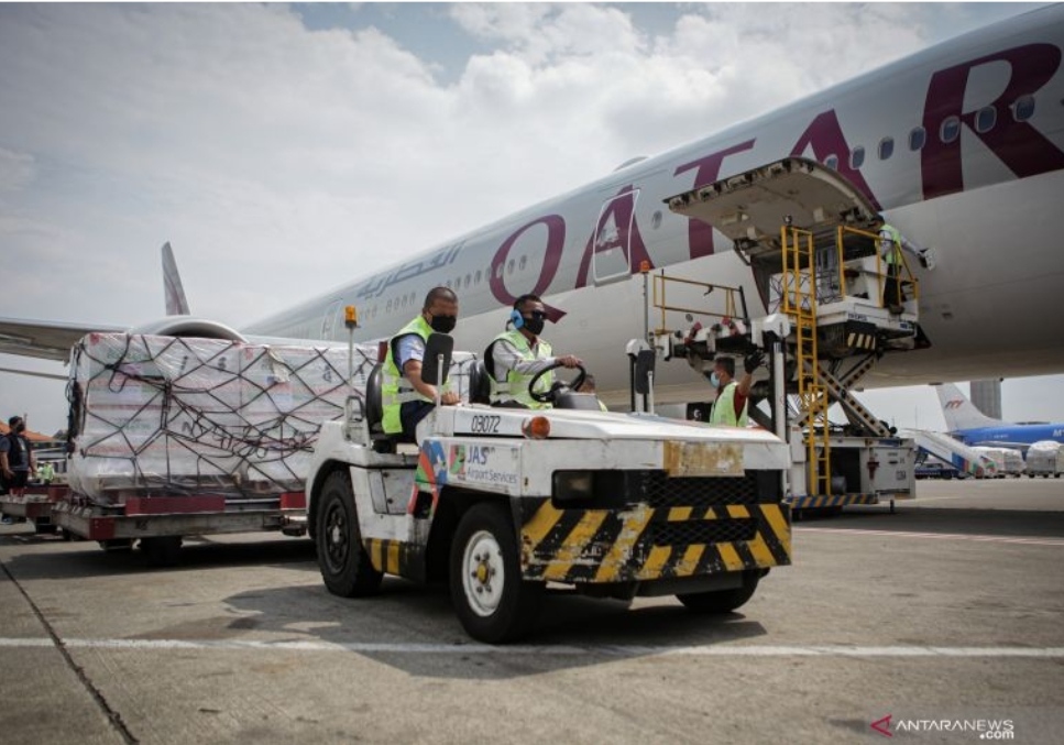 Petugas kargo membawa vaksin COVID-19 jenis Moderna yang tiba di Terminal Kargo Bandara Internasional Soekarno Hatta, Tangerang, Banten, Minggu (11/7/2021). Sebanyak 3.060.000 dosis vaksin Moderna buatan perusahaan asal Amerika Serikat tiba di Indonesia melalui kerja sama multilateral COVAX. ANTARA FOTO/Fauzan/foc.