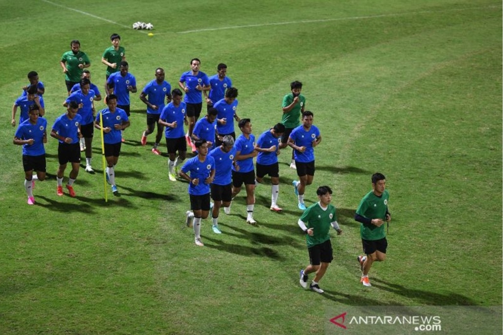 Pemain Timnas Indonesia berlatih di Lapangan B, Senayan, Jakarta, Selasa (9/11/2021). Timnas Indonesia akan melaksanakan pemusatan latihan di Turki sebagai persiapan menghadapi piala AFF 2020 pada 5 Desember 2021 - 1 Januari 2022. ANTARA FOTO/Akbar Nugroho Gumay/aww.