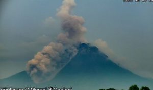 Gunung Merapi di perbatasan Daerah Istimewa Yogyakarta dan Jawa Tengah meluncurkan awan panas guguran hingga sejauh 2,2 kilometer pada Kamis sore (9/12). (ANTARA/HO/BPPTKG)