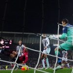 Pemain AC Milan Zlatan Ibrahimovic mencetak gol dalam pertandingan Serie A melawan Udinese di Dacia Arena, Udine, Italia, 11 Desember 2021. (REUTERS/DANIELE MASCOLO)