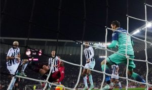 Pemain AC Milan Zlatan Ibrahimovic mencetak gol dalam pertandingan Serie A melawan Udinese di Dacia Arena, Udine, Italia, 11 Desember 2021. (REUTERS/DANIELE MASCOLO)