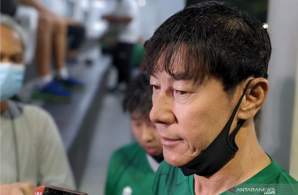 Pelatih timnas Indonesia Shin Tae-yong memberikan keterangan kepada media setelah memimpin latihan skuadnya di Lapangan B Gelora Bung Karno, Jakarta, beberapa waktu lalu. (ANTARA/Michael Siahaan)