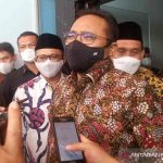 Menteri Agama (Menag) Yaqut Cholil Qoumas mengatakan Kementerian Agama menggandeng KPAI, dan aparat penegak hukum untuk menginvestigasi kasus pelecehan seksual di lembaga pendidikan.di Cirebon, Jawa Barat, Selasa (14/12/2021). (ANTARA/Khaerul Izan)
