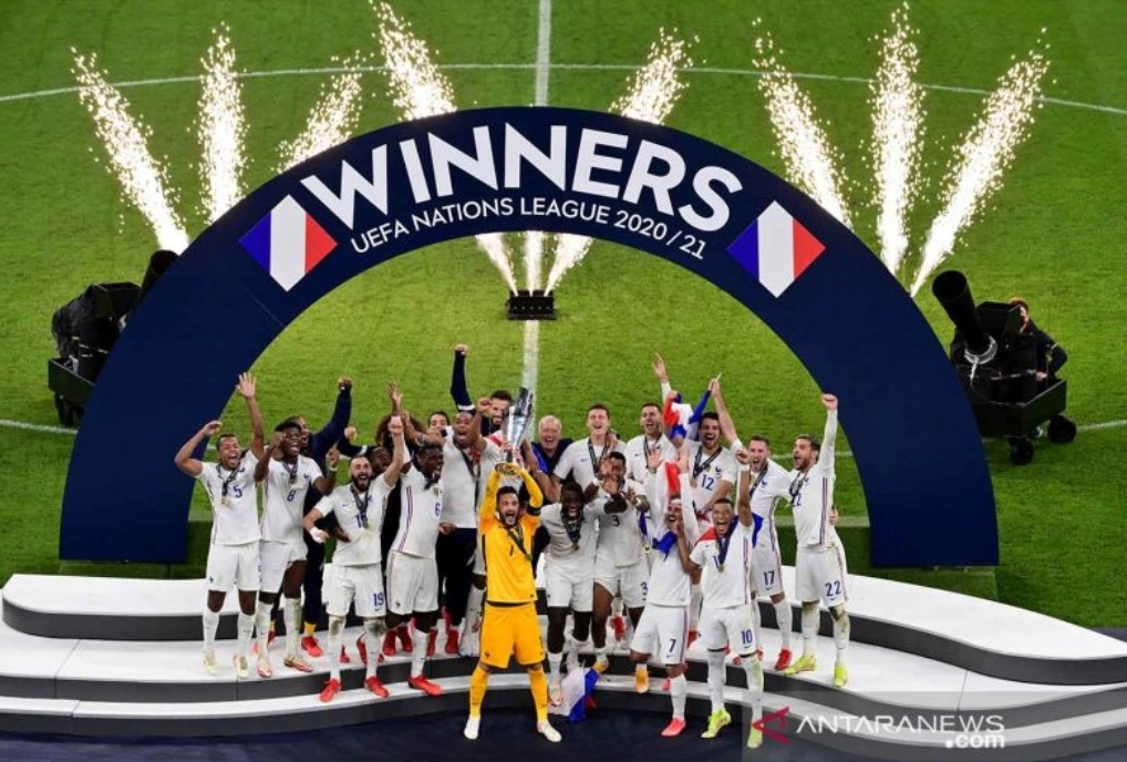 Prancis merayakan juara Nations League di San Siro, Milan, Italia, Senin (11/10/2021). Les Bleus menjuarai UEFA Nations League 2021 setelah menumbangkan Spanyol 2-1. ANTARA FOTO/Pool via REUTERS/Miguel Medina/rwa