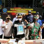 Kepala BNNP NTB Brigjen Pol Gagas Nugraha menunjukkan barang bukti dan tersangka kasus penyelundupan sabu dari Sumatera Utara dalam konferensi pers di halaman Kantor BNNP NTB, Rabu (22/12/2021). (ANTARA/HO-Humas BNNP NTB)