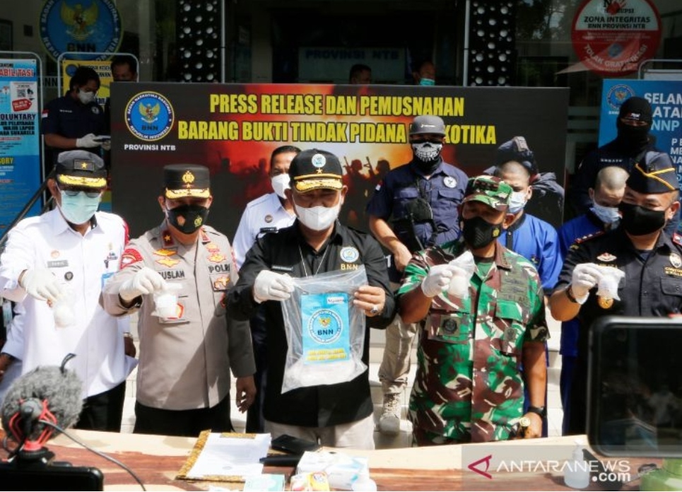 Kepala BNNP NTB Brigjen Pol Gagas Nugraha menunjukkan barang bukti dan tersangka kasus penyelundupan sabu dari Sumatera Utara dalam konferensi pers di halaman Kantor BNNP NTB, Rabu (22/12/2021). (ANTARA/HO-Humas BNNP NTB)