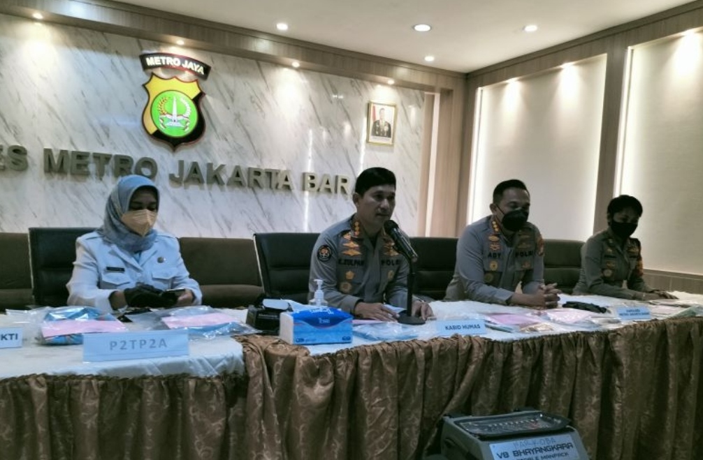 Kepala Bidang Humas Polda Metro Jaya Kombes Pol Endra Zulpan saat ditemui dalam jumpa pers di Polres Jakarta Barat, Rabu (22/12/2021). ANTARA / Walda