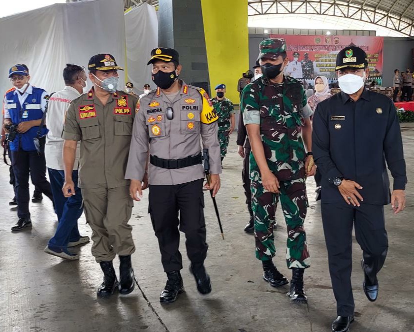 Bupati Bandung, Dadang Supriatna, bersama Kapolresta Bandung, Dandim 0624, dan Anggota DPRD Kabupaten Bandung, melaksanakan Apel Gelar pasukan Nataru. (Yully S Yulianty/Jabar Ekspres)