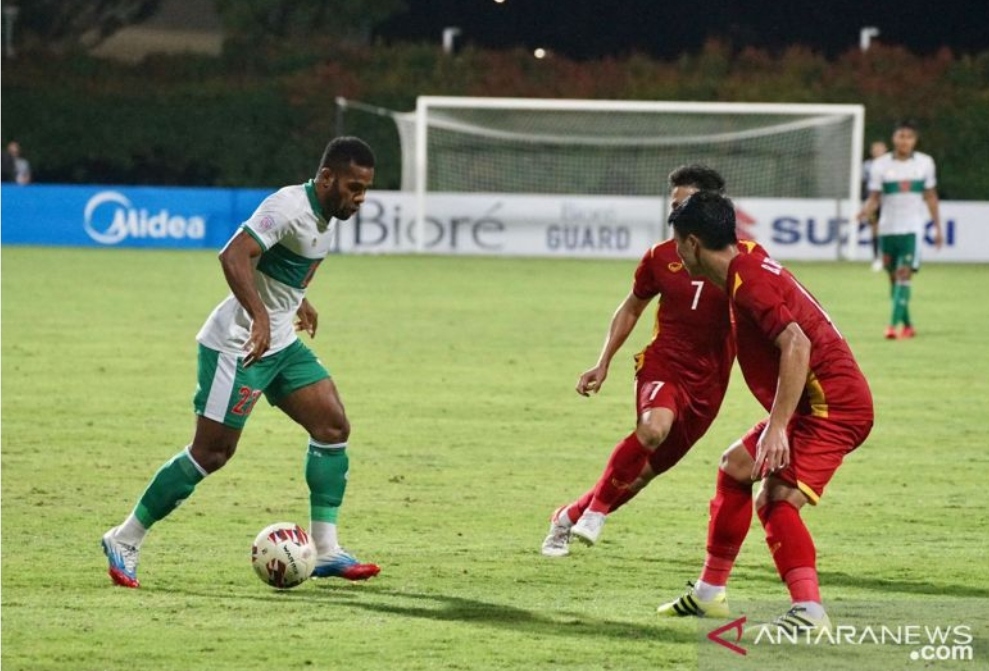 Pemain timnas Indonesia Yabes Roni (kiri) mengiring bola untuk melewati pemain Vietnam saat fase grup piala AFF. ANTARA/HO-PSSI