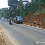 Tangkapan Layar - Sejumlah kendaraan melintas di jalan yang sebelumnya tertutup tanah longsor di Kecamatan Cilawu, Kabupaten Garut, Jawa Barat, Minggu (26/12/2021). ANTARA/HO-Satlantas Polres Garut