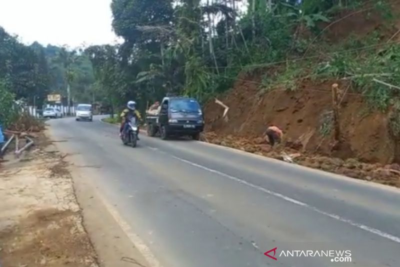Tangkapan Layar - Sejumlah kendaraan melintas di jalan yang sebelumnya tertutup tanah longsor di Kecamatan Cilawu, Kabupaten Garut, Jawa Barat, Minggu (26/12/2021). ANTARA/HO-Satlantas Polres Garut