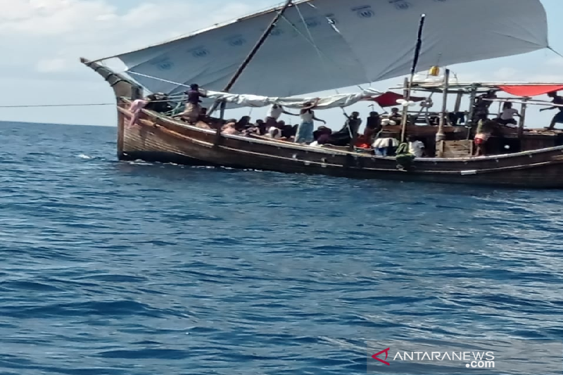 Kapal pembawa pengungsi Rohingya di wilayah perairan Aceh, di Bireuen, Aceh, Minggu (26/12/2021) (ANTARA/HO/Nelayan)