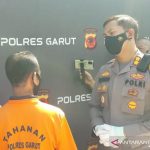 Kepala Kepolisian Resor Garut AKBP Wirdhanto Hadicaksono memeriksa tersangka kasus tindak pidana korupsi dana bantuan langsung tunai (BLT) di Markas Polres Garut, Jawa Barat, Selasa (28/12/2021). (ANTARA/Feri Purnama)