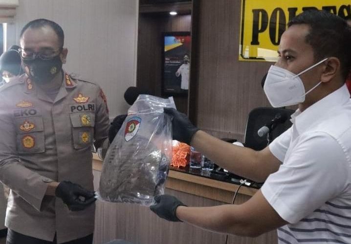 Kapolres Sumedang memperlihatkan barang bukti atas kasus kekerasan perempuan (foto: Yanuar Bawasta/Jabarekspres)